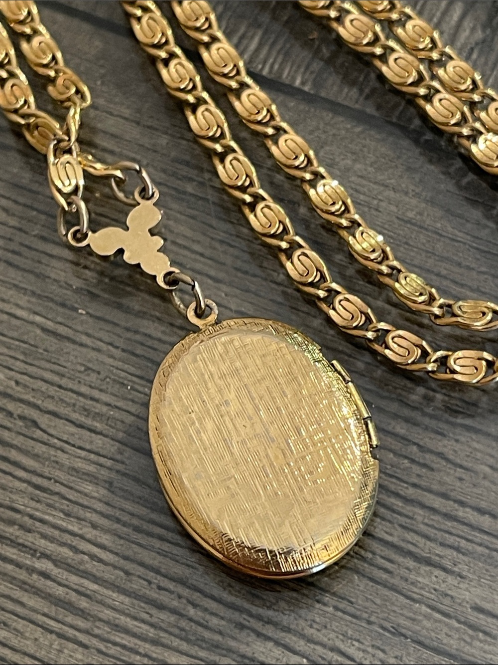 Gold-tone Oval Locket necklace from the 1928 Jewelry Company - Picture 5 of 16